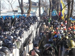Митингующие строят баррикады в Мариинском парке