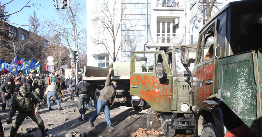 Политолог: Есть вероятность введения чрезвычайного положения