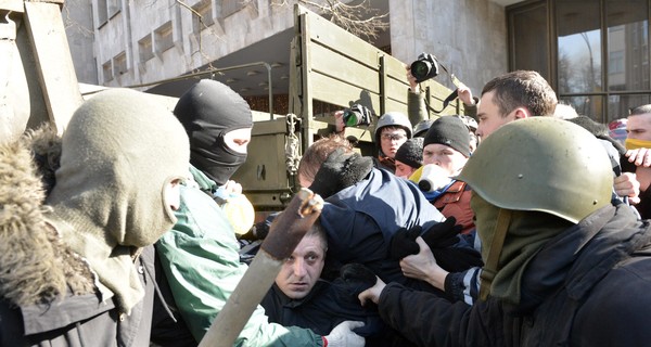 В правительственном квартале милиция разгоняет толпы водометом