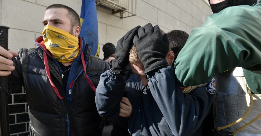 Митингующих гонят на Майдан