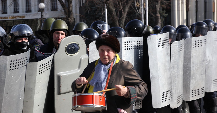 В Днепропетровске идет траурный набат по погибшим во время штурма Рады и Майдана