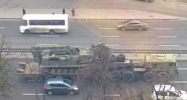 По Киеву двигается военная техника