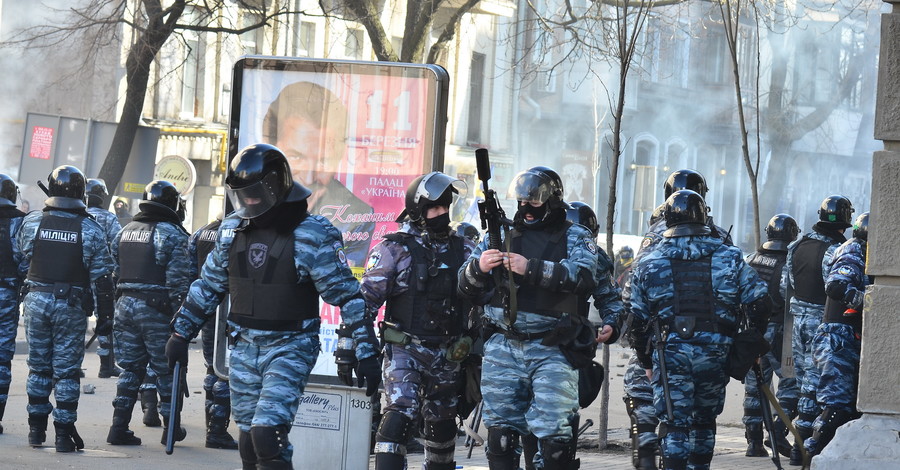 Политолог: По сути в Украине уже ввели чрезвычайное положение