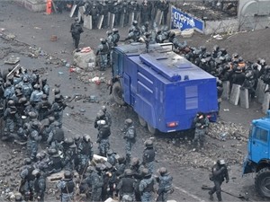 МВД: В сотрудников милиции ведется прицельный огонь из огнестрельного оружия