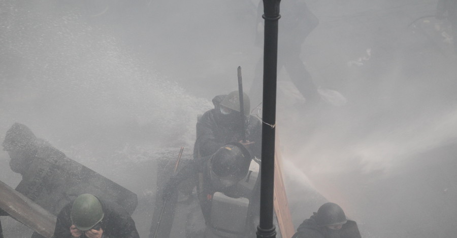 Пленных бойцов ВВ митингующие передали милиции