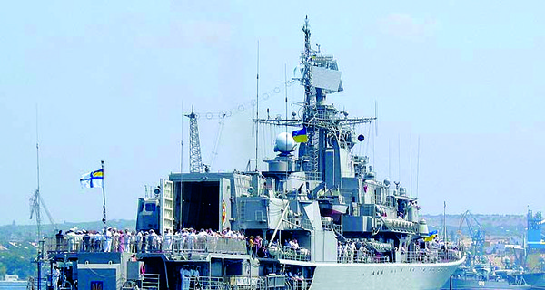 Корабли ВМСУ и ЧФ РФ в Севастополе приспустили флаги