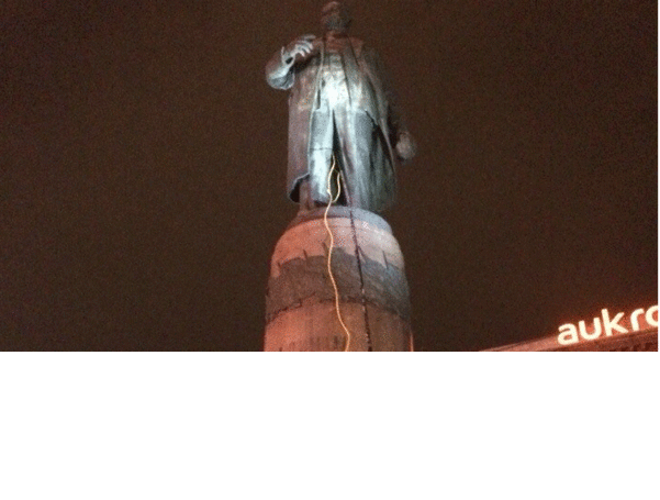 В Днепропетровске пытаются завалить Ленина