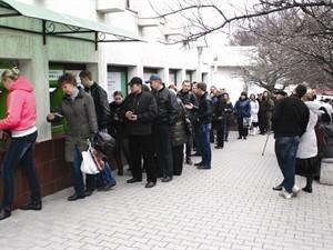 В Крыму по-прежнему тяжело снять наличку в банкоматах