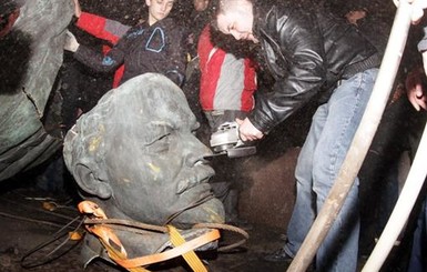 Поваленного Ленина в Днепропетровске разбивают молотками