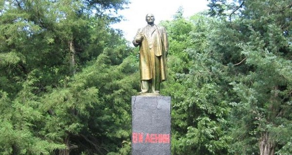 В Одесской области разрушили памятник Ленину