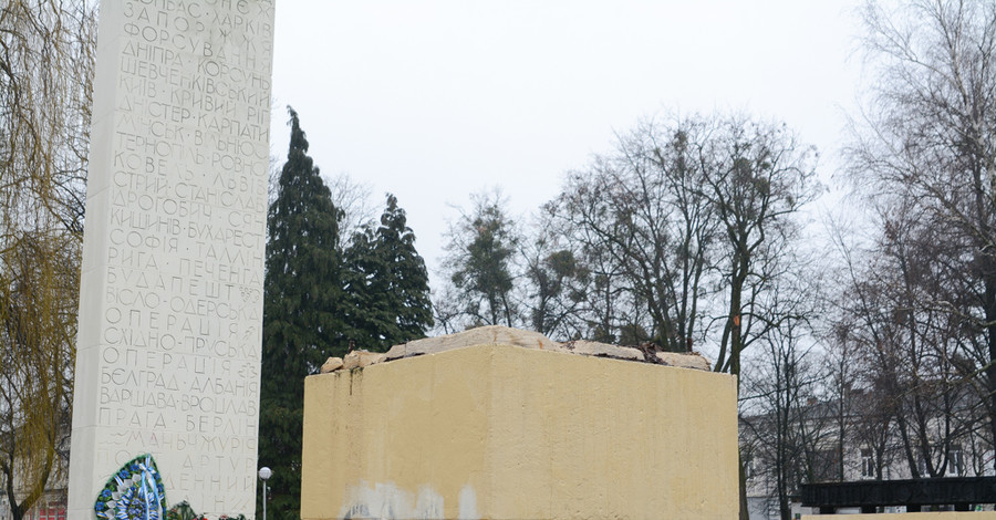 На Львовщине демонтировали памятник советскому 