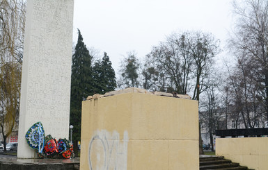 На Львовщине демонтировали памятник советскому 