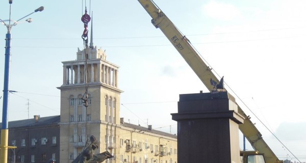 В Днепродзержинске снесли Ленина и отвезли в музей