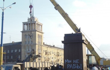 В Днепродзержинске снесли Ленина и отвезли в музей