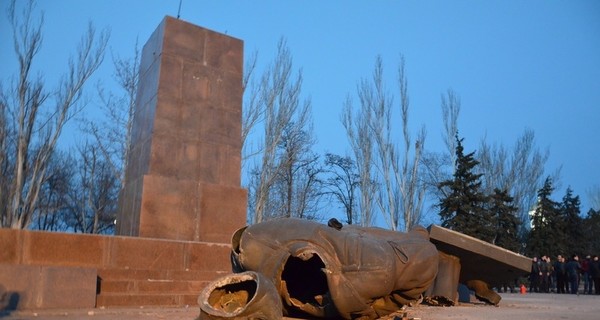 В Николаеве снесли памятник Ленину