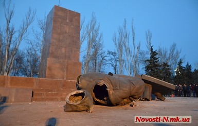 В Николаеве снесли памятник Ленину