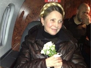 Тимошенко благополучно приземлилась в Киеве и едет на Майдан