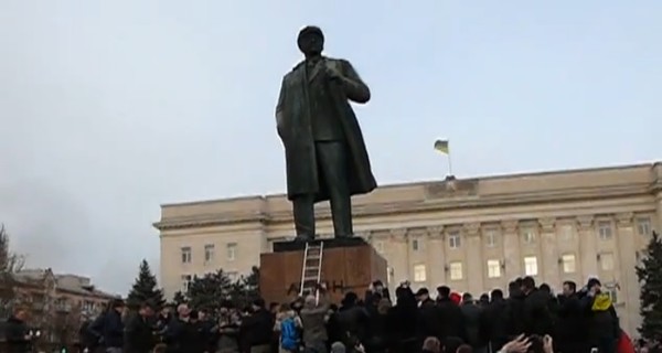 В Херсоне снесли памятник Ленину