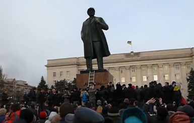 В Херсоне снесли памятник Ленину