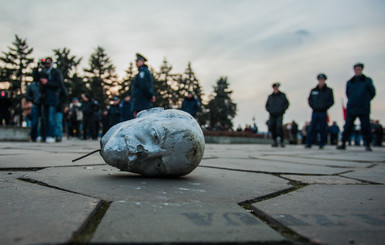 В Запорожье в митингующих под памятником Ленина стреляли