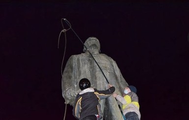 За два дня Полтавщина лишилась 6 памятников Ленину 