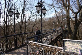 Мост влюбленных в Мариинском парке открыт для прохода