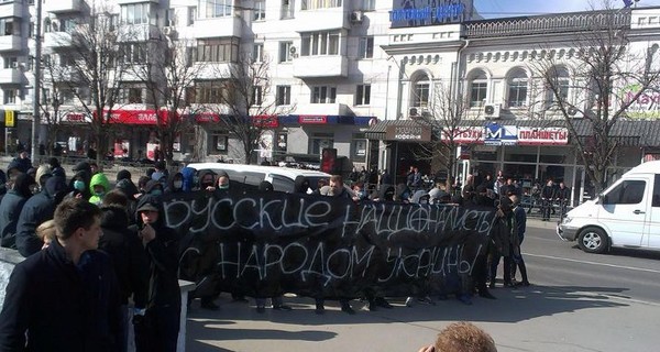 На место митинга крымских татар в Симферополе стягиваются русские националисты