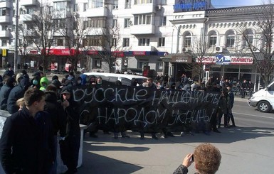 На место митинга крымских татар в Симферополе стягиваются русские националисты