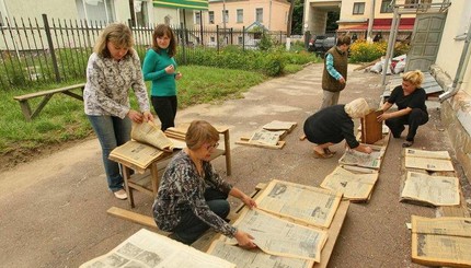 В Чернигове после потопа сушат архив старинных газет из библиотеки Короленко 