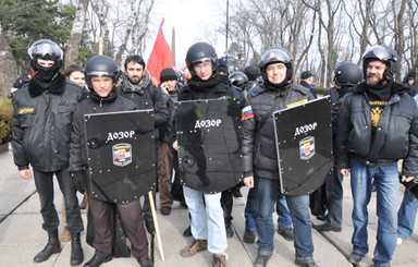 Десятки радикалов в Одессе прошли маршем к обладминистрации
