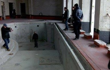 Севастопольцы пробрались в крымскую резиденцию Януковича