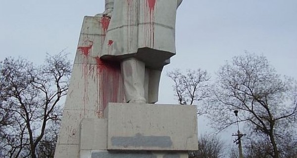 В Одессе и области повредили еще четыре памятника Ленину