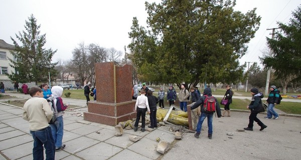 В Крыму снесли памятник Ленину