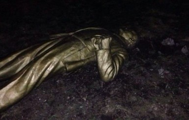 В Донбассе неизвестные повалили памятник Ленину
