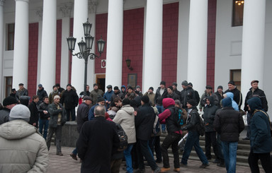 Одесскую мэрию охраняют казаки с нагайками