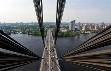 В Киеве на Московском мосту спасли самоубийцу