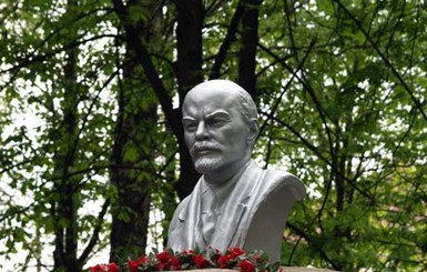 Памятники Ленину в регионах охраняют днем и ночью