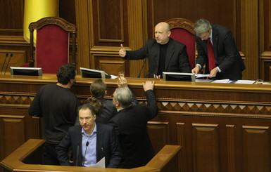Турчинов получил президентское право подписывать законы