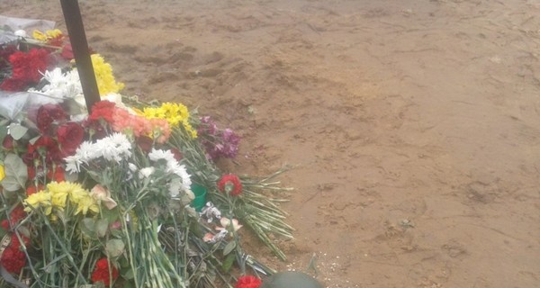 Неизвестные разгромили могилу активиста Майдана