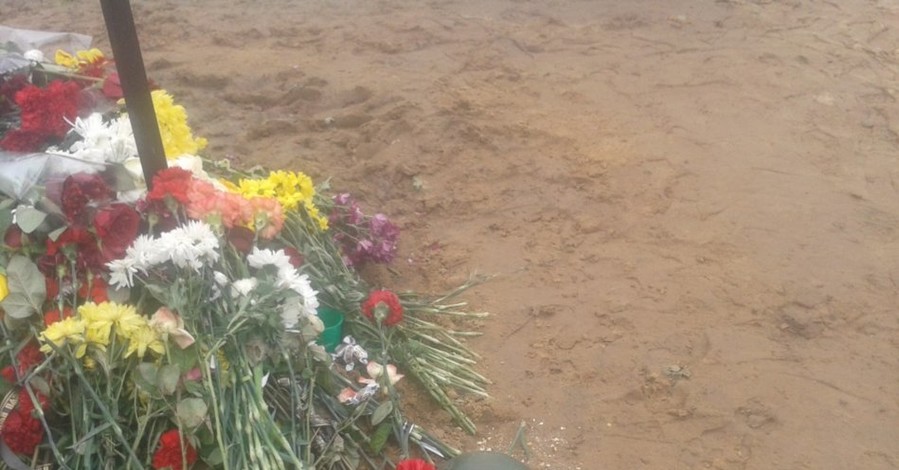 Неизвестные разгромили могилу активиста Майдана