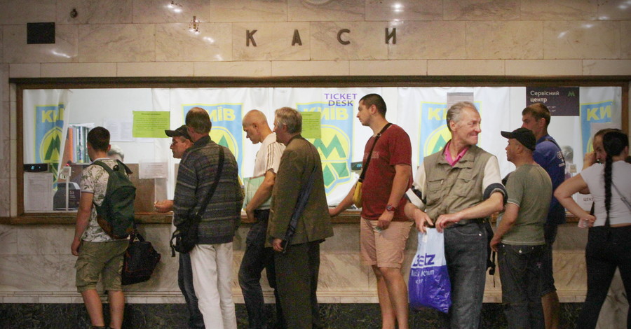 Очереди в кассы метро перед подорожанием проезда
