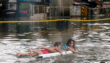 Филиппины дети плавают 
