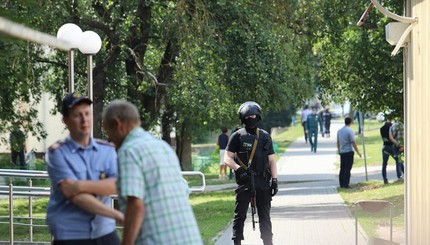 В Беларуси мужчина взял в заложницы дочь 