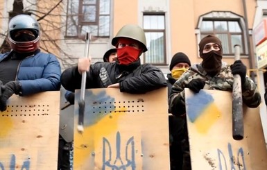 Самооборона Майдана охраняет главный офис Укргазбанка