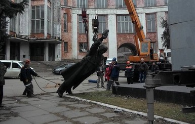 В Днепропетровске памятник революционеру №1 взяли под охрану заводчане