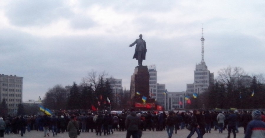 В Харькове защитники памятника Ленину пикетируют мэрию