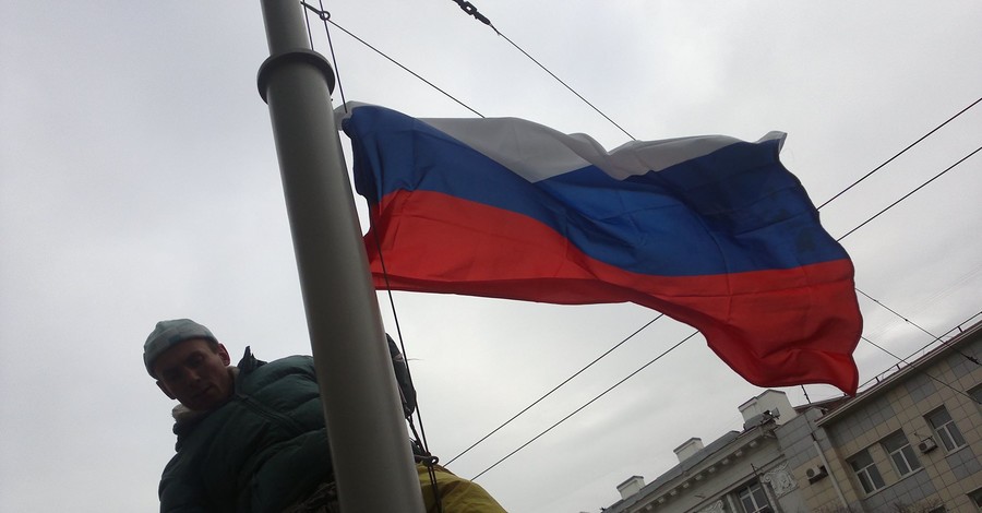 Активисты повесили перед мэрией Харькова флаг России [ВИДЕО]