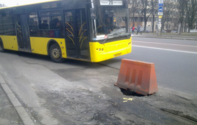 В Киеве посреди улицы двухметровая яма 