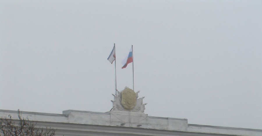 Захватившие здания крымского Совмина и парламента люди 