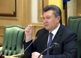 Интерфакс: Виктор Янукович просит убежища в России